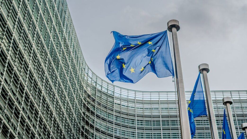 Banderas europeas frente al edificio Berlaymont, sede de la Comisión Europea en Bruselas