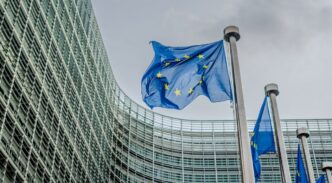 Banderas europeas frente al edificio Berlaymont, sede de la Comisión Europea en Bruselas