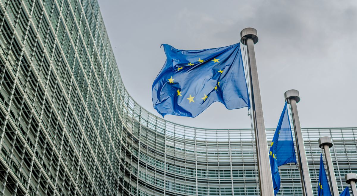 Banderas europeas frente al edificio Berlaymont, sede de la Comisión Europea en Bruselas
