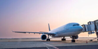 Avión en la pista de aterrizaje