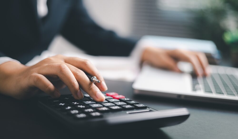 Persona haciendo cálculos y finanzas