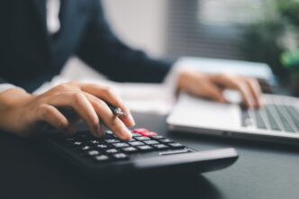Persona haciendo cálculos y finanzas