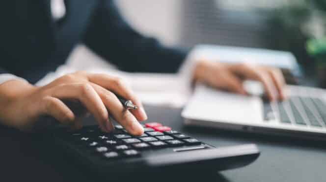 Persona haciendo cálculos y finanzas