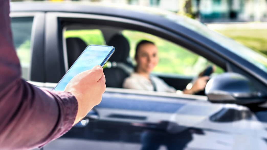 Joven con aplicación de carsharing