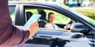 Joven con aplicación de carsharing