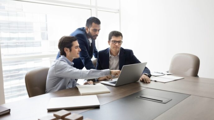 Empleados trabajando en oficina