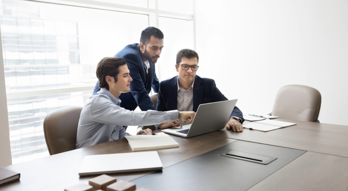 Empleados trabajando en oficina
