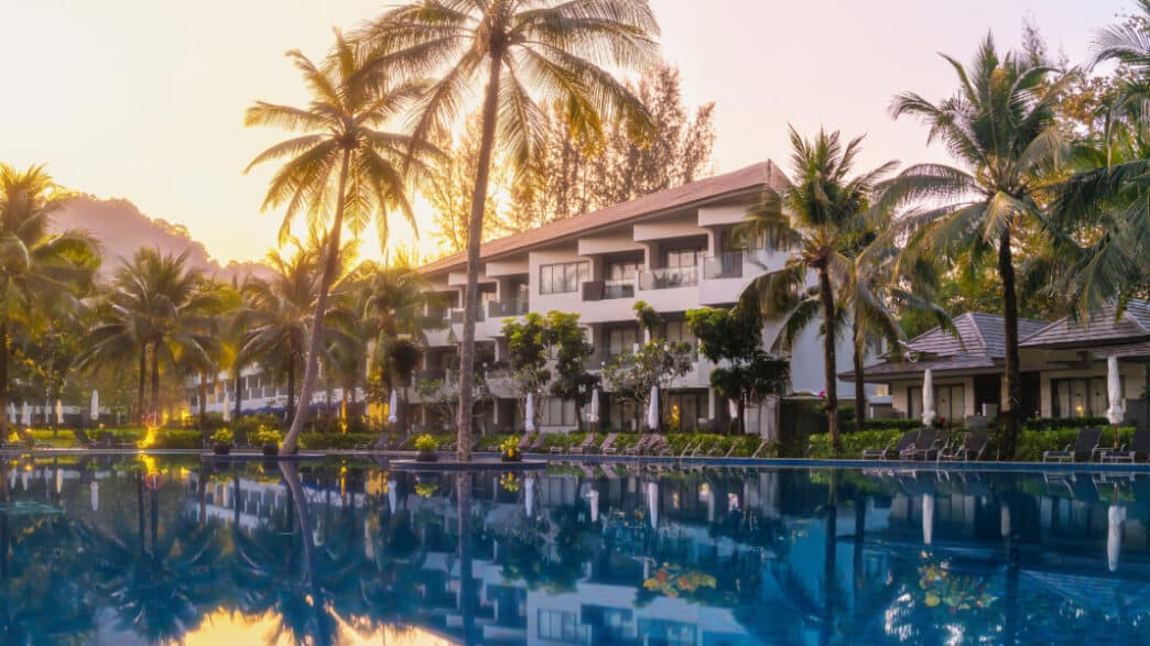Hotel con una piscina
