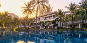 Hotel con una piscina