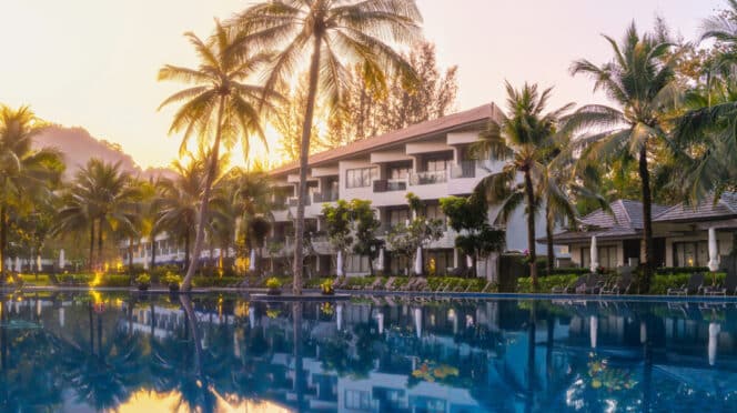 Hotel con una piscina