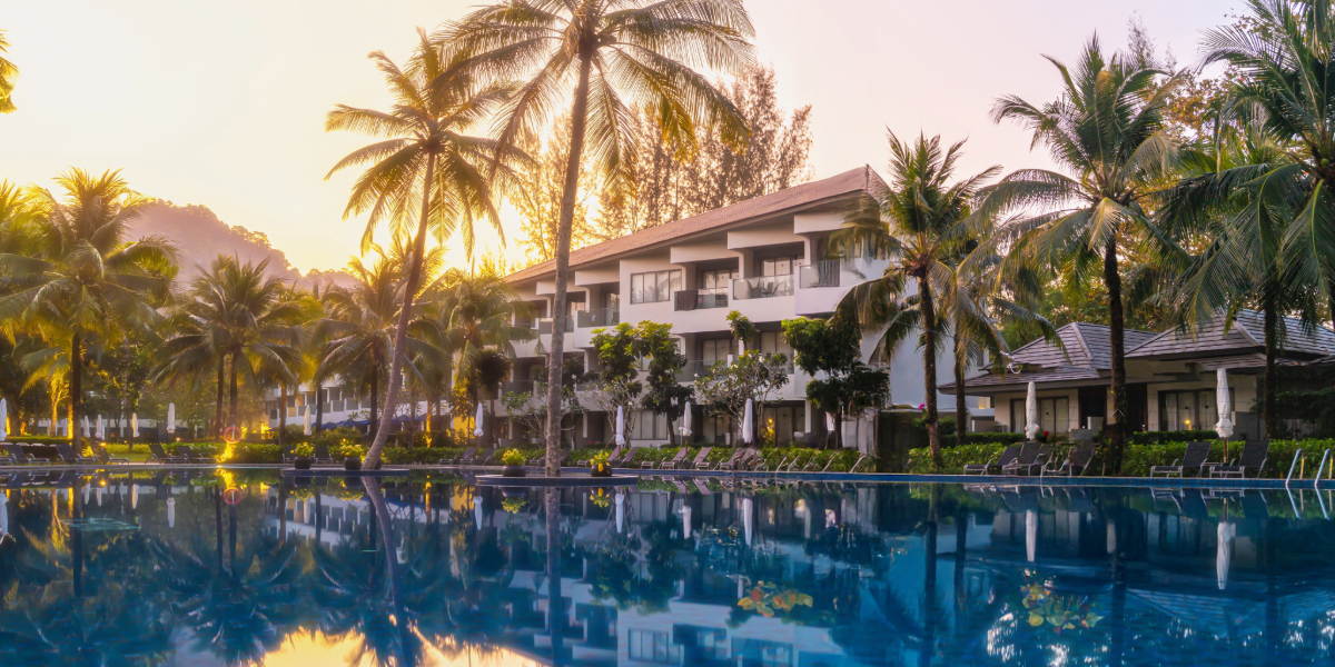 Hotel con una piscina
