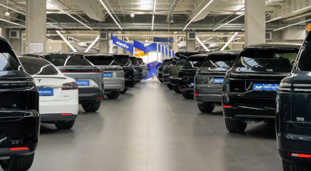 Coches eléctricos de diferentes fabricantes en la sala de exposición