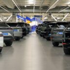 Coches eléctricos de diferentes fabricantes en la sala de exposición