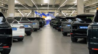 Coches eléctricos de diferentes fabricantes en la sala de exposición