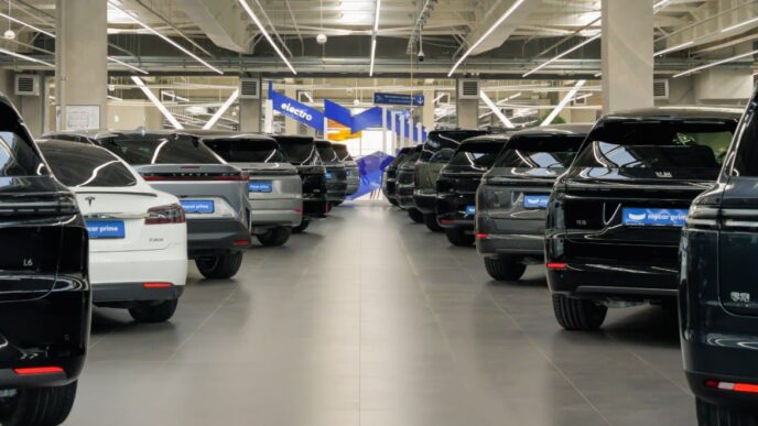 Coches eléctricos de diferentes fabricantes en la sala de exposición