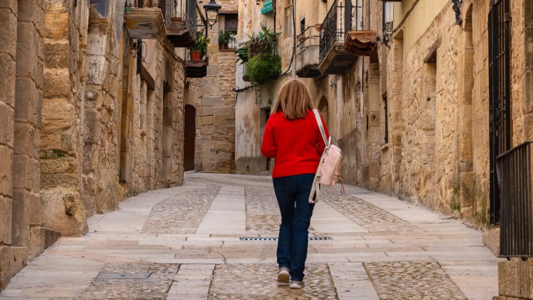 Turista en un pueblo