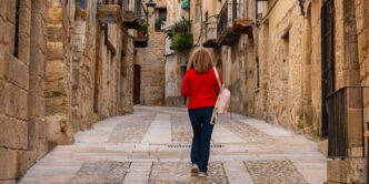 Turista en un pueblo