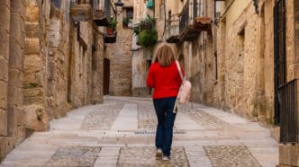 Turista en un pueblo