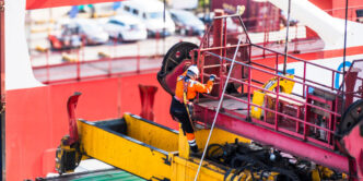 Trabajador en un buque