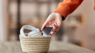 Mujer dejando el móvil