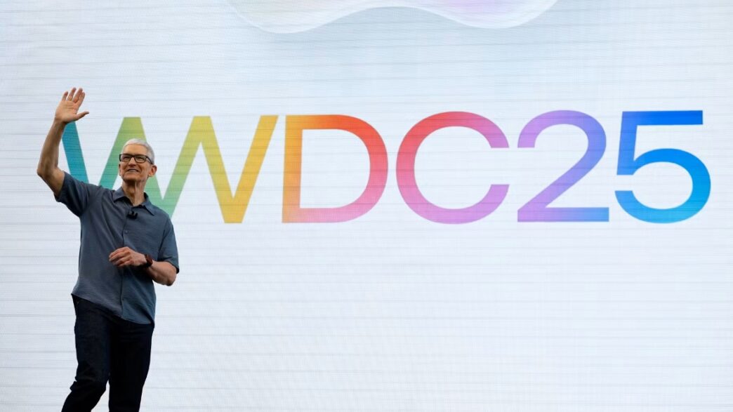 Tim Cook, CEO de Apple, durante el WDC 2025