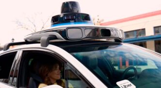Robotaxi de Uber circulando con pasajero