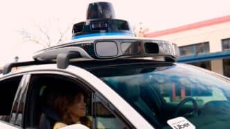 Robotaxi de Uber circulando con pasajero