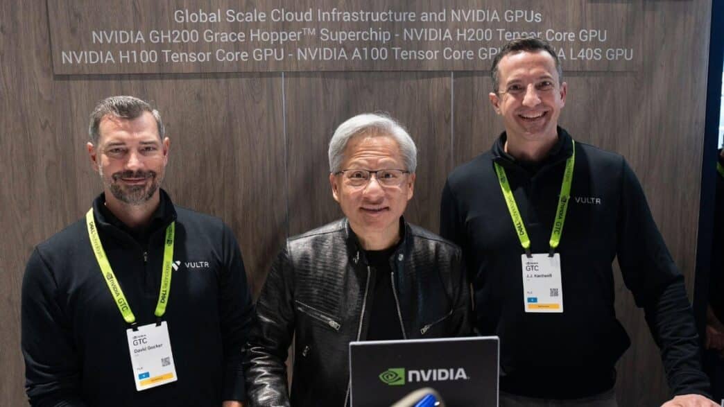 J.J. Kardwell, CEO de Vultr junto al COO y a Jensen Huang