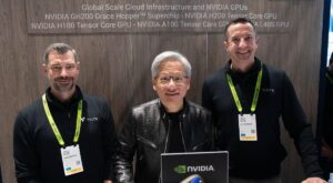 J.J. Kardwell, CEO de Vultr junto al COO y a Jensen Huang