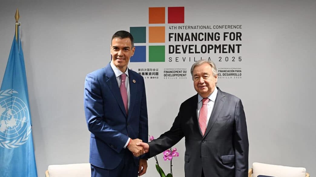 El presidente del Gobierno, Pedro Sánchez, saluda al secretario general de Naciones Unidas, António Guterres. | Pool Moncloa /Borja Puig de la Bellacasa. Palacio de Congresos y Exposiciones, Sevilla (España)