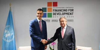 El presidente del Gobierno, Pedro Sánchez, saluda al secretario general de Naciones Unidas, António Guterres. | Pool Moncloa /Borja Puig de la Bellacasa. Palacio de Congresos y Exposiciones, Sevilla (España)