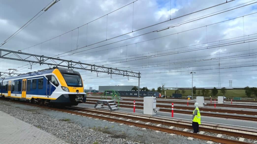 Vías y tren CAF