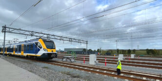 Vías y tren CAF