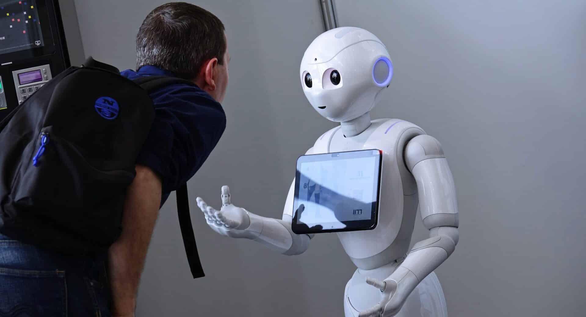 Robot asistiendo a una persona