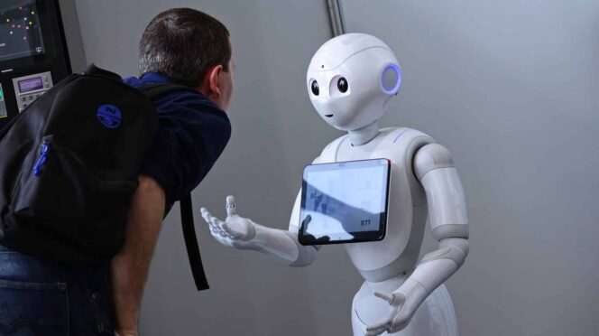 Robot asistiendo a una persona