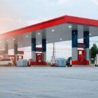 Coche aparcado en una gasolinera