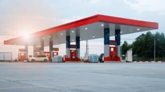 Coche aparcado en una gasolinera