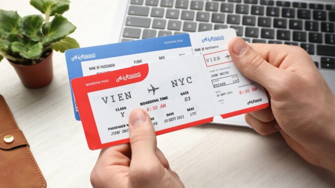 Hombre con billetes de avión