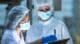 Equipo médico analizando una muestra