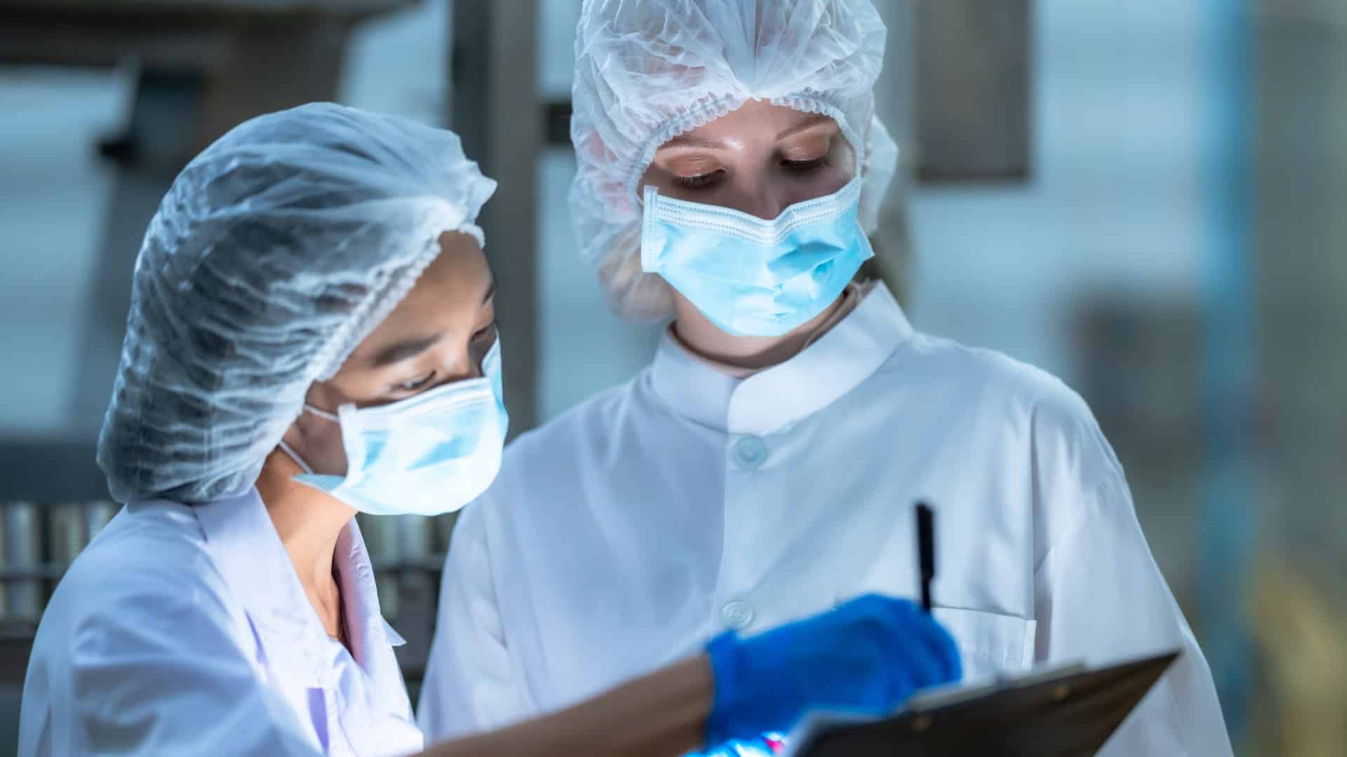Equipo médico analizando una muestra