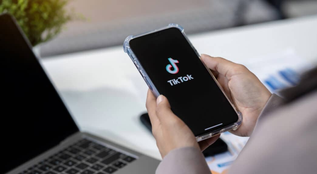 Persona utilizando TikTok