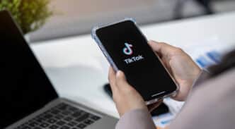 Persona utilizando TikTok