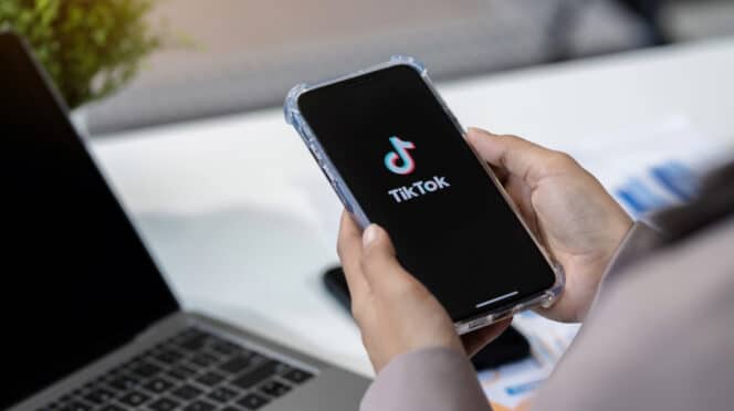 Persona utilizando TikTok