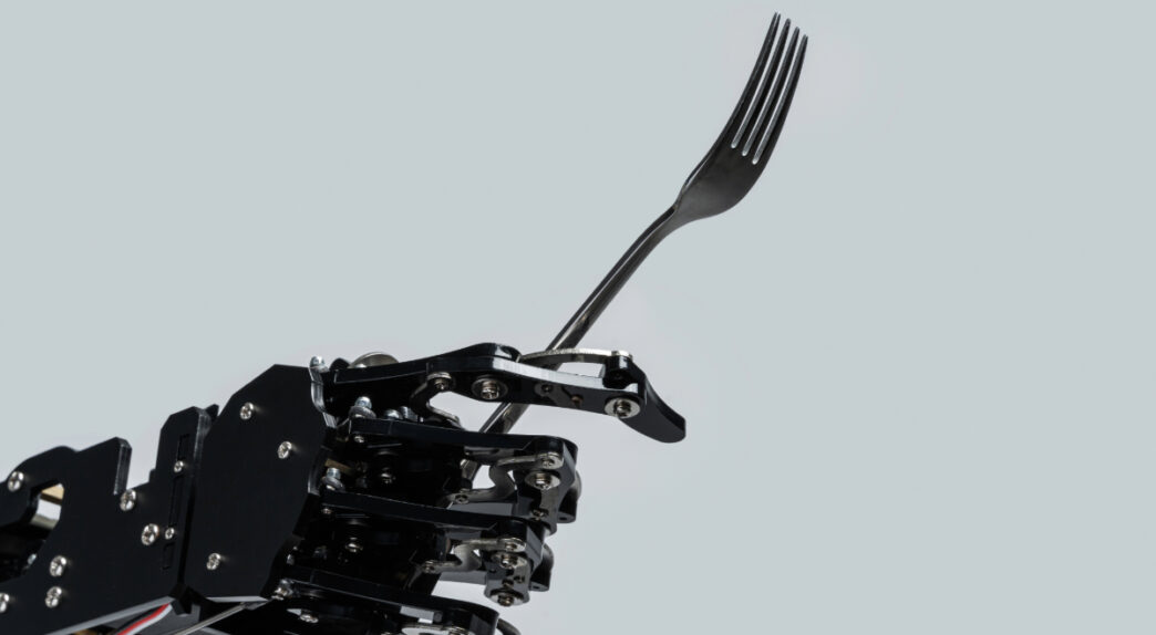 Robot sosteniendo un tenedor