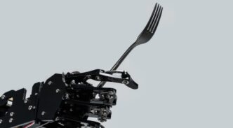 Robot sosteniendo un tenedor