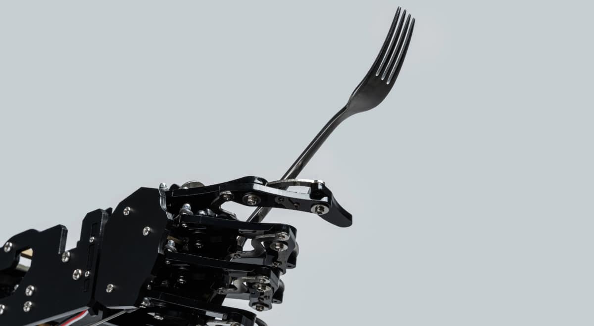 Robot sosteniendo un tenedor