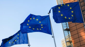 Banderas europeas frente al edificio de la Comisión Europea