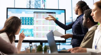 Empleados reunidos en la oficina