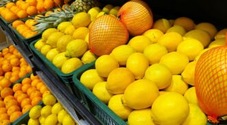 Estante de frutas en el supermercado