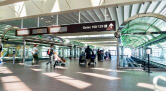 Interior de un aeropuerto con pasajeros